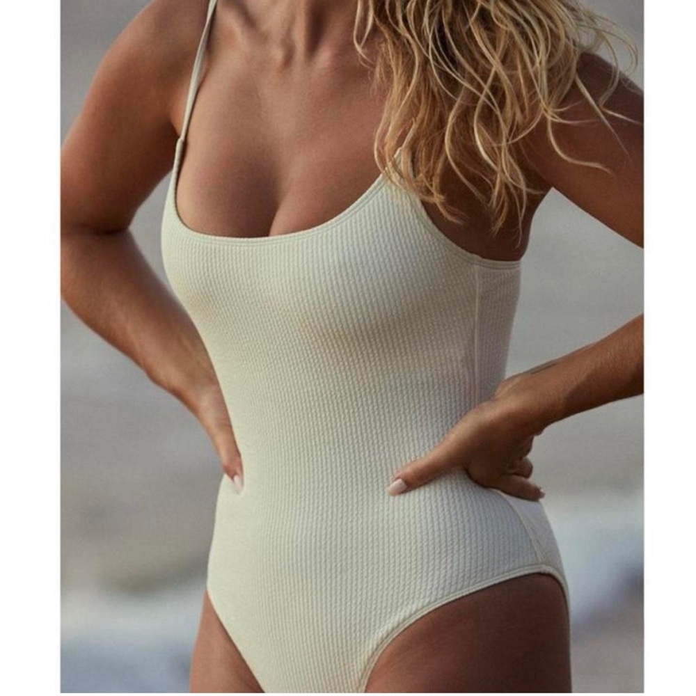 MONDAY SWIMWEAR
Bahamas swimsuit (Cream)